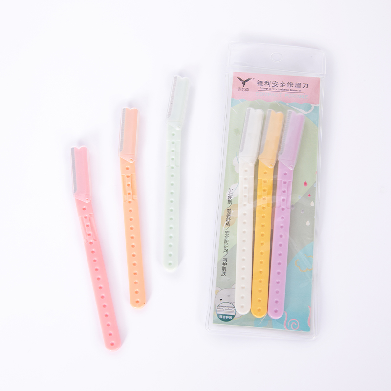 Zastřihovač obočí s přesným krytem