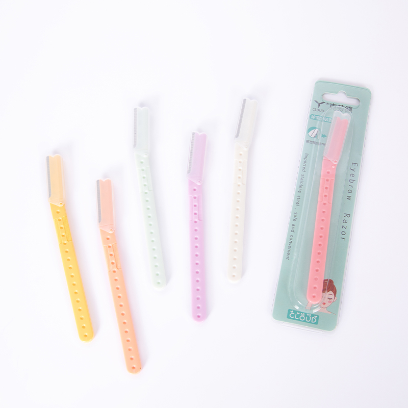 Zastřihovač obočí s přesným krytem